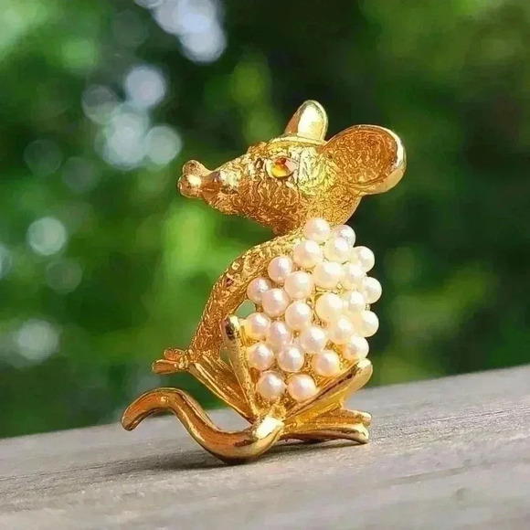 Gold-toned mouse with fuax pearl pin brooch tiny size - Picture 1 of 8